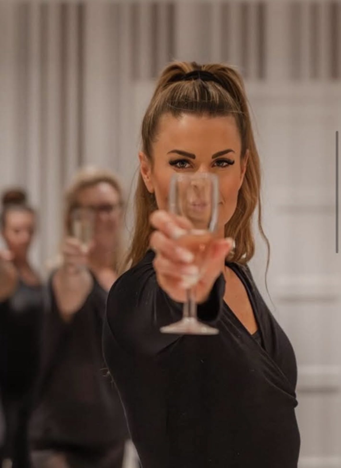 Yoga, Cava & live, After Work med Glädje & Glans!